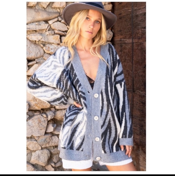 POL sweater Black and Gray 1 large left. - Picture 3 of 10